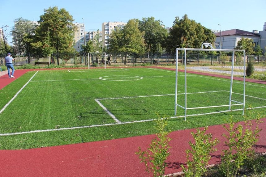 поле